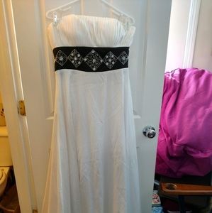 A Beautiful White Dress Bust 17in Waist 15in